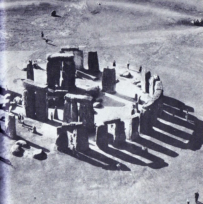 Veduta_aerea_del_complesso_di_Stonehenge_(fonte_Aerofilms_Library,_London)